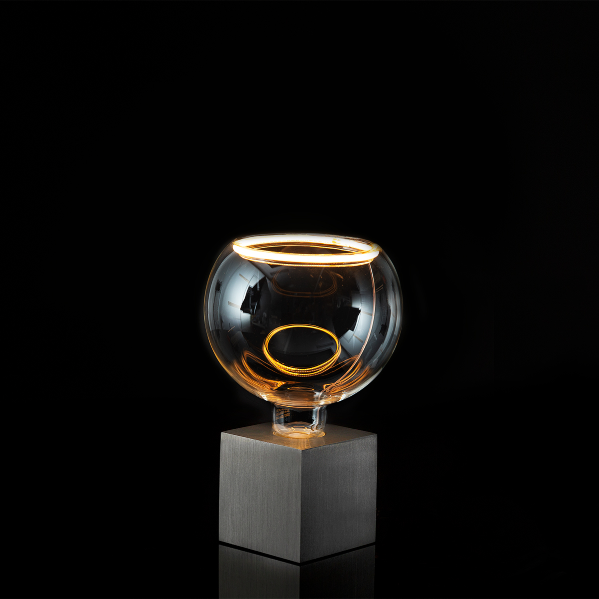 Segula LED Floating Globe 150 klar mit Sompex Cubic Tischleuchte, Aluminium (inbegriffen) (©Leuchtenland.com)