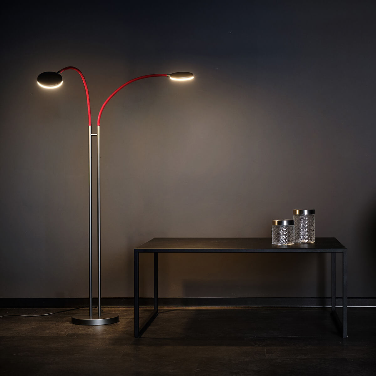 Holtkötter Flex Twin LED Stehleuchte, Platin / rot