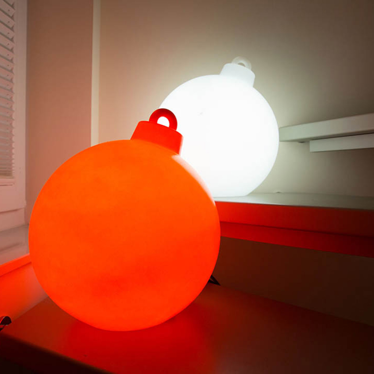 8 seasons design Shining Christmas Ball Dekoleuchte, weiß und rot