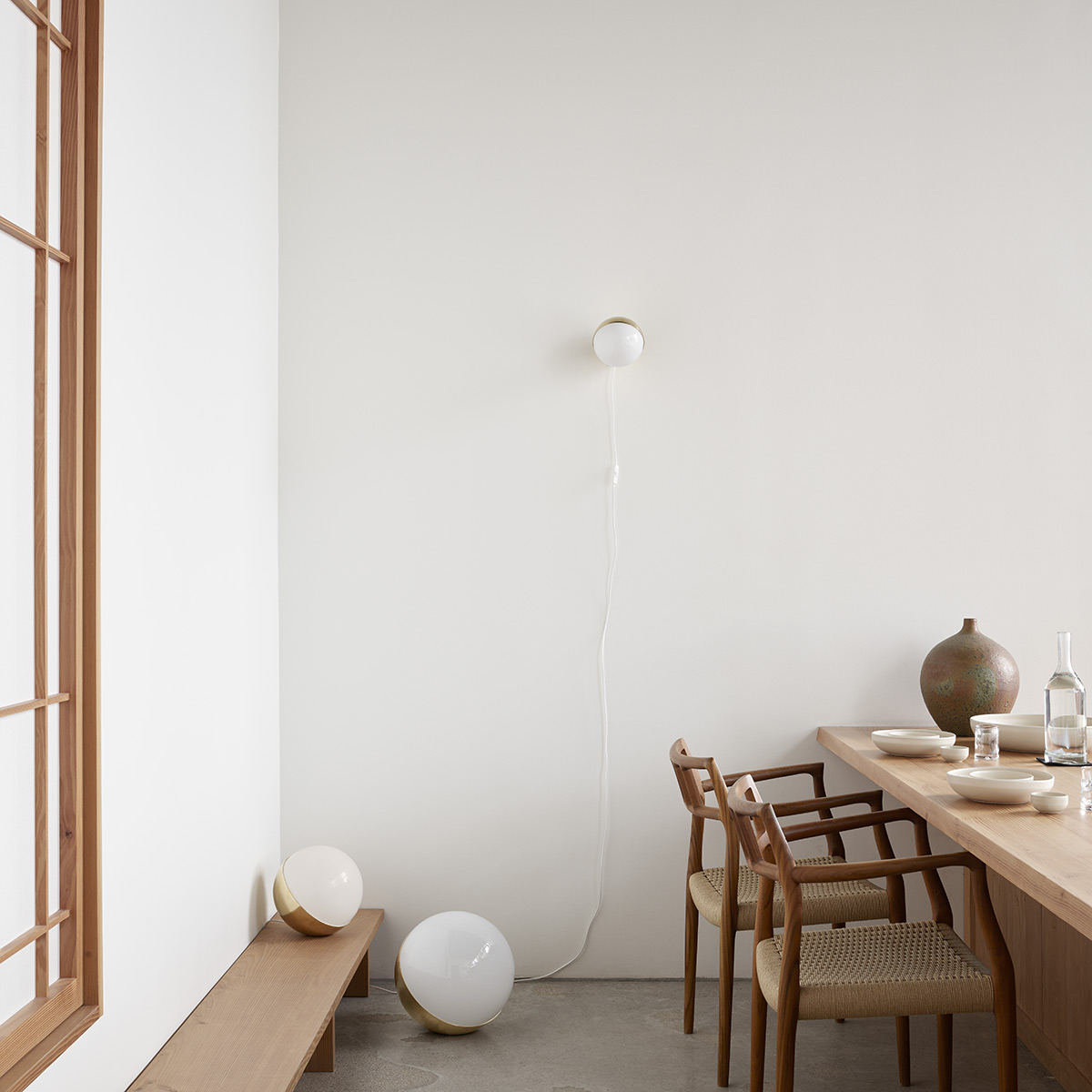 Louis Poulsen VL Studio Wandleuchte, mit Kabel, Messing gebürstet, und VL Studio Tisch- / Stehleuchten, Messing gebürstet (ausgeschaltet)