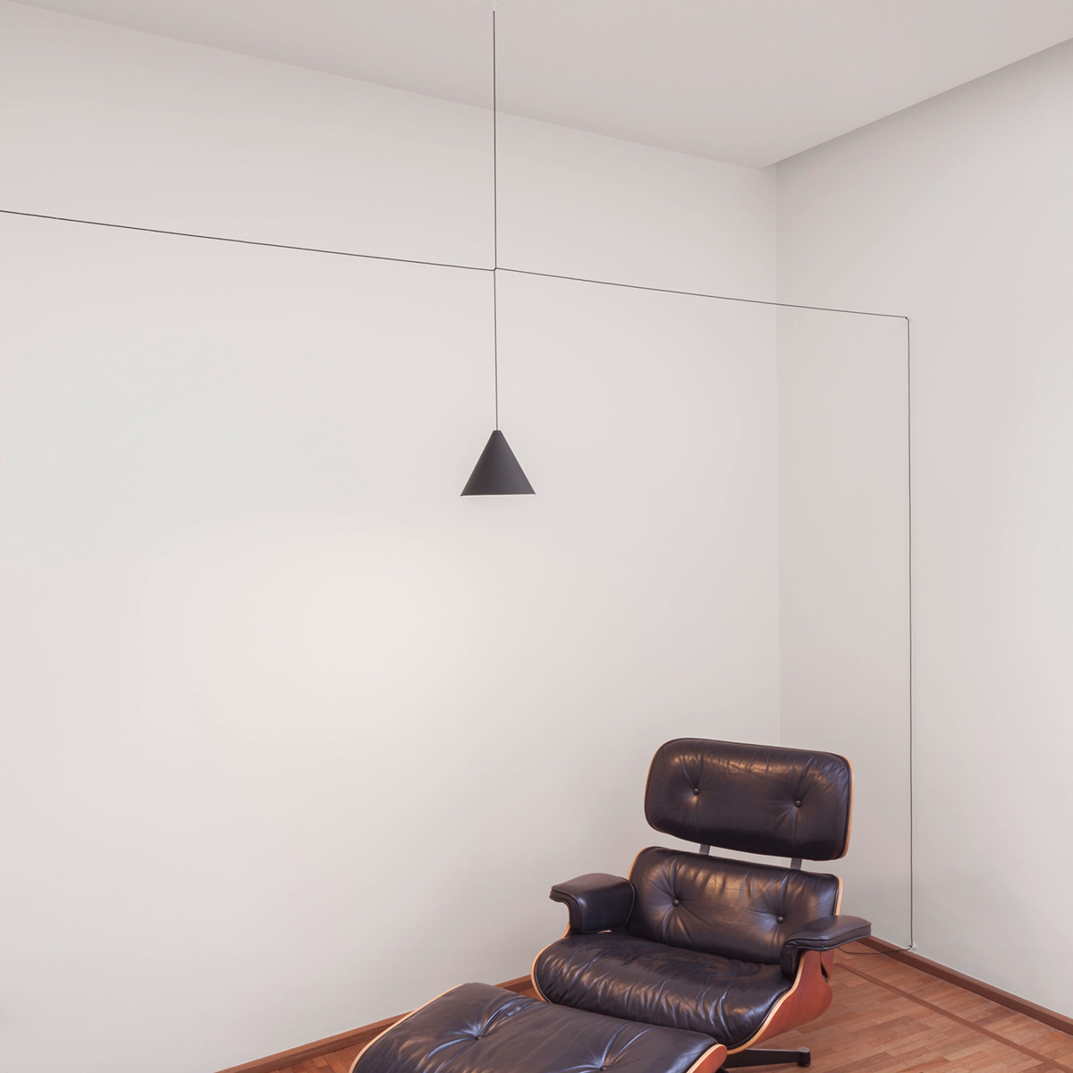 Flos String Light Cone LED Pendelleuchte, schwarz, mit String Light Fußschalter, schwarz (als Zubehör erhältlich) (©Frank Hülsbömer)