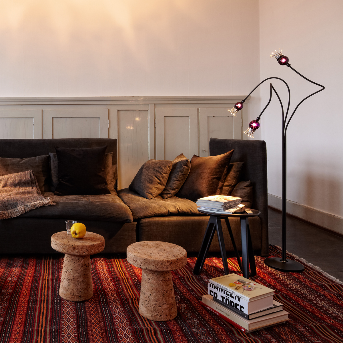 Serien.lighting Poppy Floor 3 Stehleuchte, Schirme: violett, Arme: schwarz