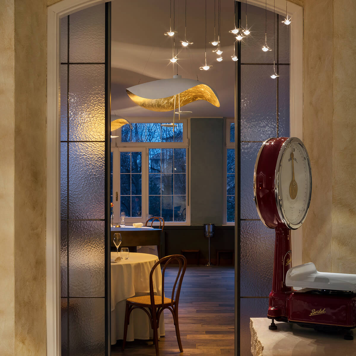 Catellani & Smith Lederam Manta S2 Pendelleuchte, weiß/Gold, Stangen: satiniert, Scheiben: weiß (©Nava-Rapacchietta)