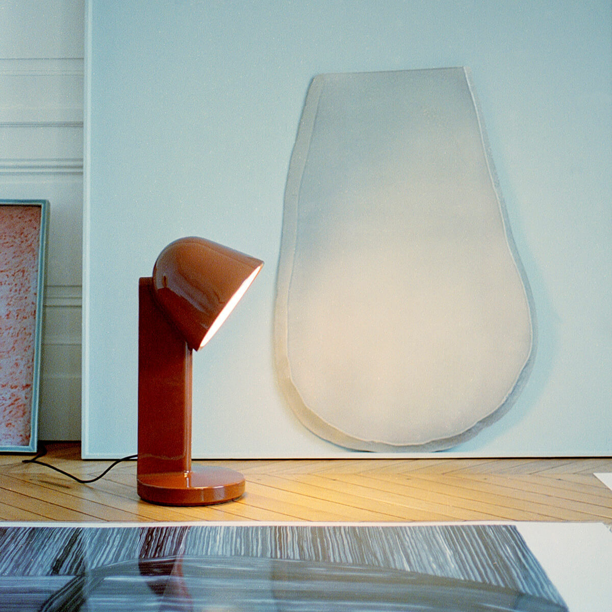 Flos Céramique Down Tischleuchte, rostrot (©Angèle Châtenet)