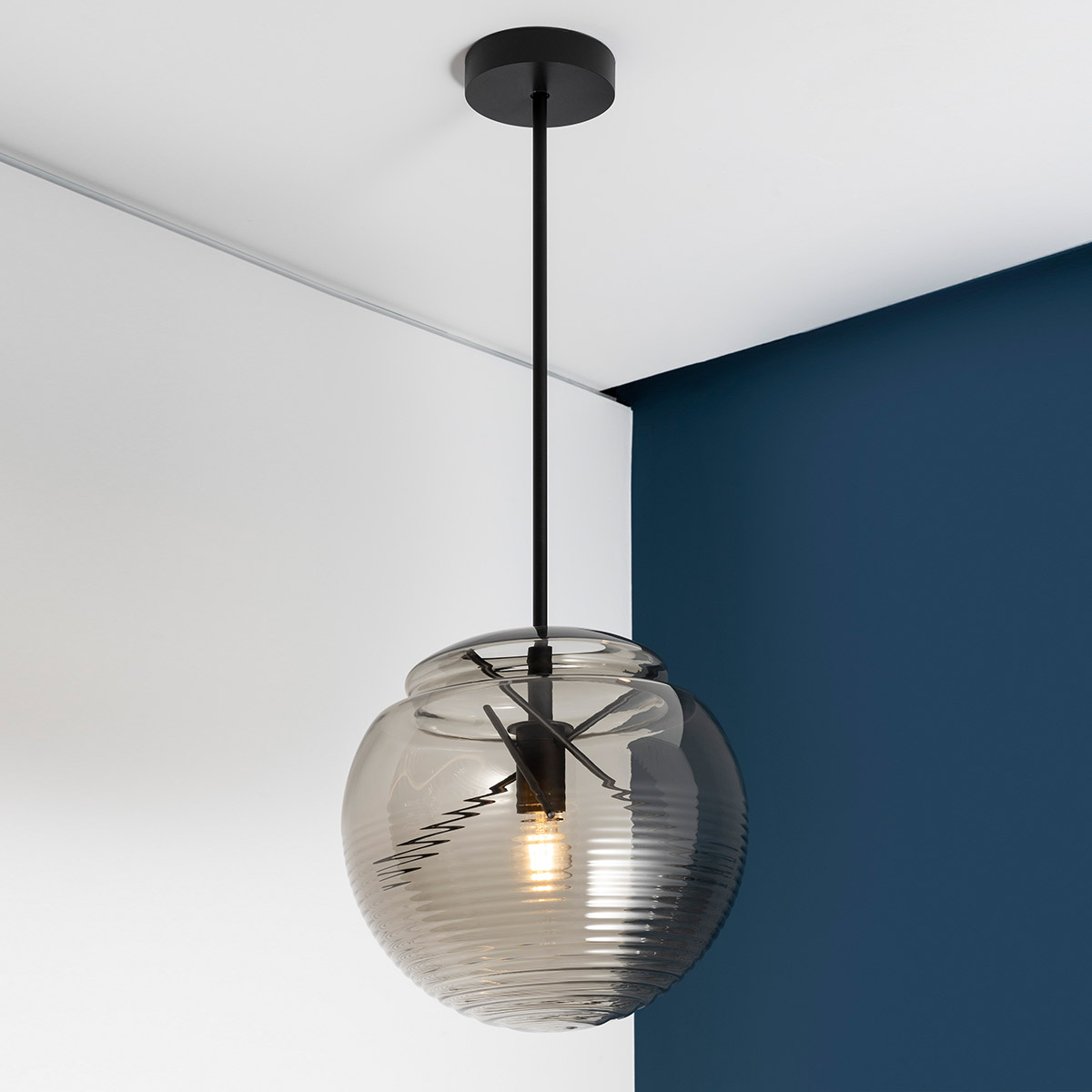 Artemide Vitruvio Sospensione, Struktur: schwarz, Schirm: rauchgrau
