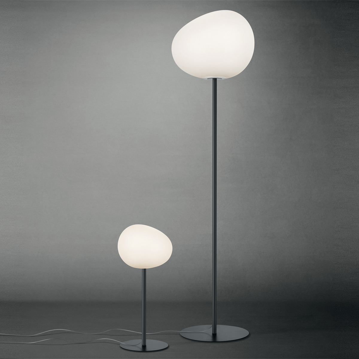 Foscarini Gregg Grande Terra und Foscarini Gregg Media Tavolo Alta, bianco/grafite (weiß/grafit)