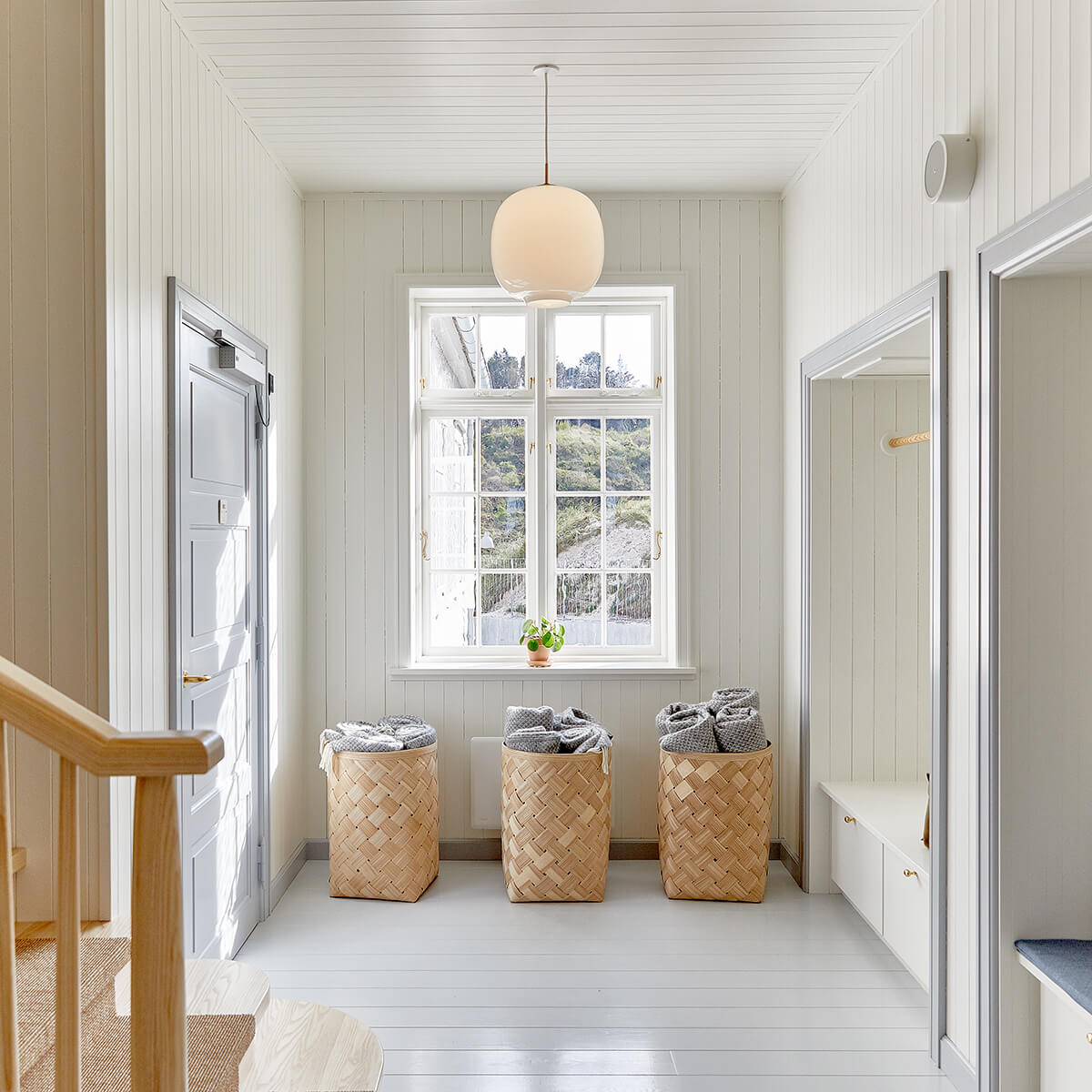 Louis Poulsen VL 45 Radiohus Pendelleuchte, Ø: 37 cm, Opalglas weiß