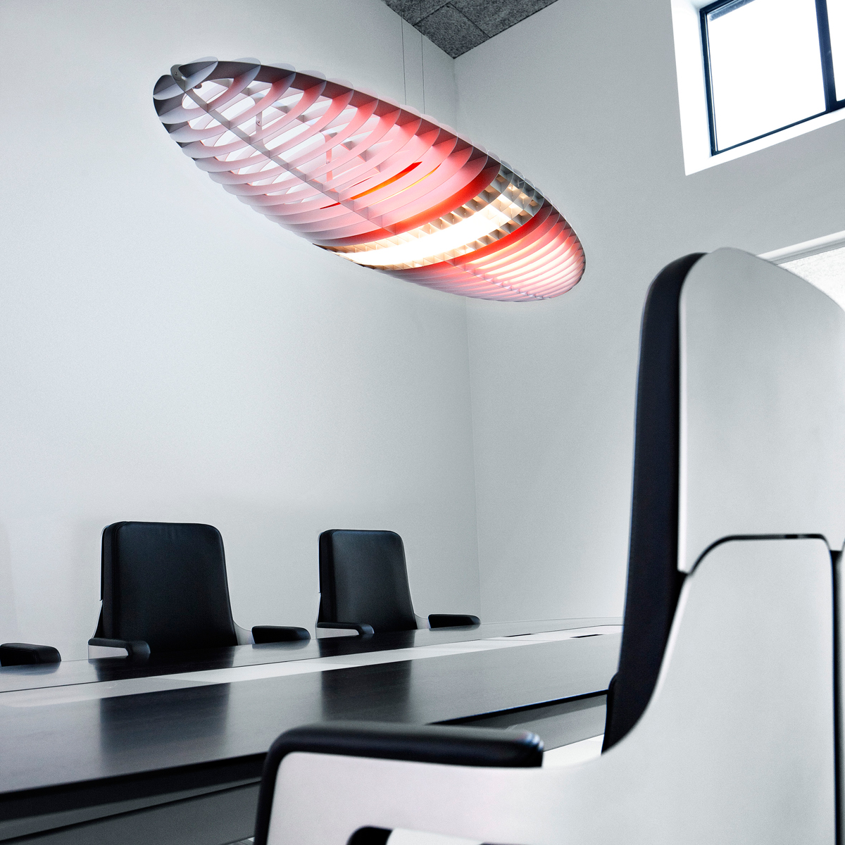 Luceplan Titania Sospensione, Aluminium, Farbfilter rot