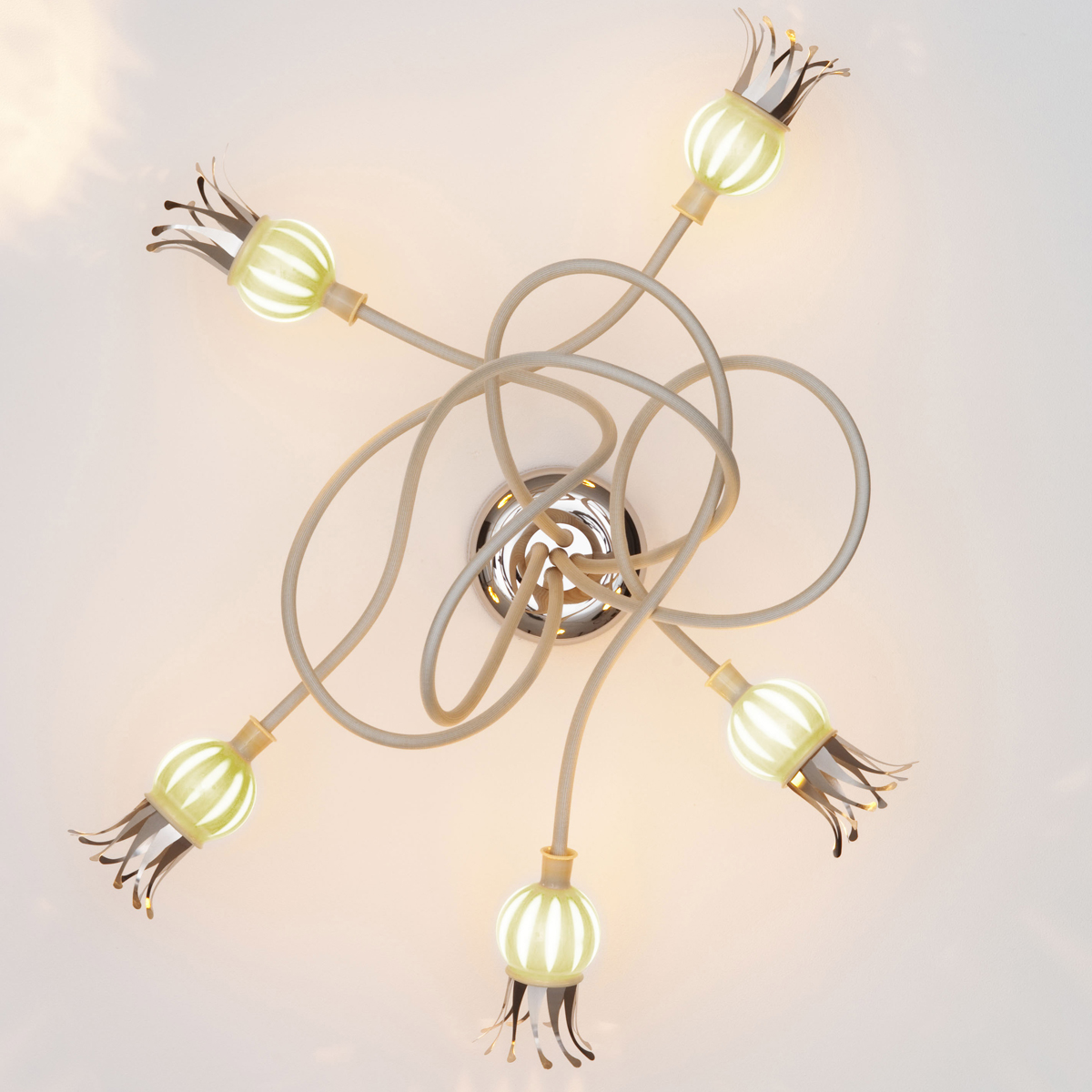 Serien Lighting Poppy Wall / Ceiling, 5-flg., Schirme: Keramik, Arme: beige