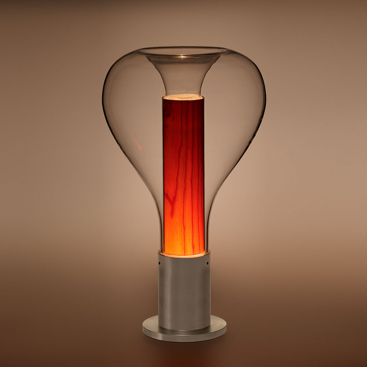 LZF Lamps Eris Tischleuchte, Alu natur / Kirsche (eingeschaltet)