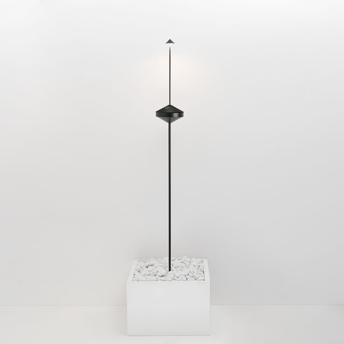 Zafferano AiLati Pina Ständer mit Basis und Erdspieß, schwarz (Montagevariante mit zwei Stäben und Erdspieß), mit Pina Pro LED Akkuleuchte (separat erhältlich)