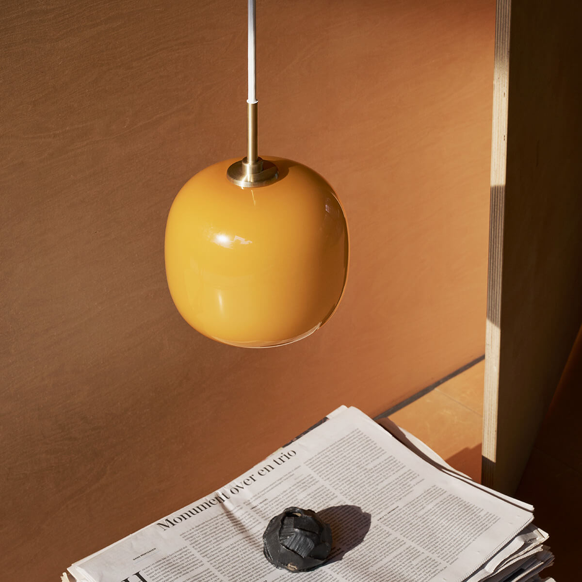 Louis Poulsen VL 45 Radiohus Pendelleuchte, Ø: 17,5 cm, Glas bernstein (ausgeschaltet)