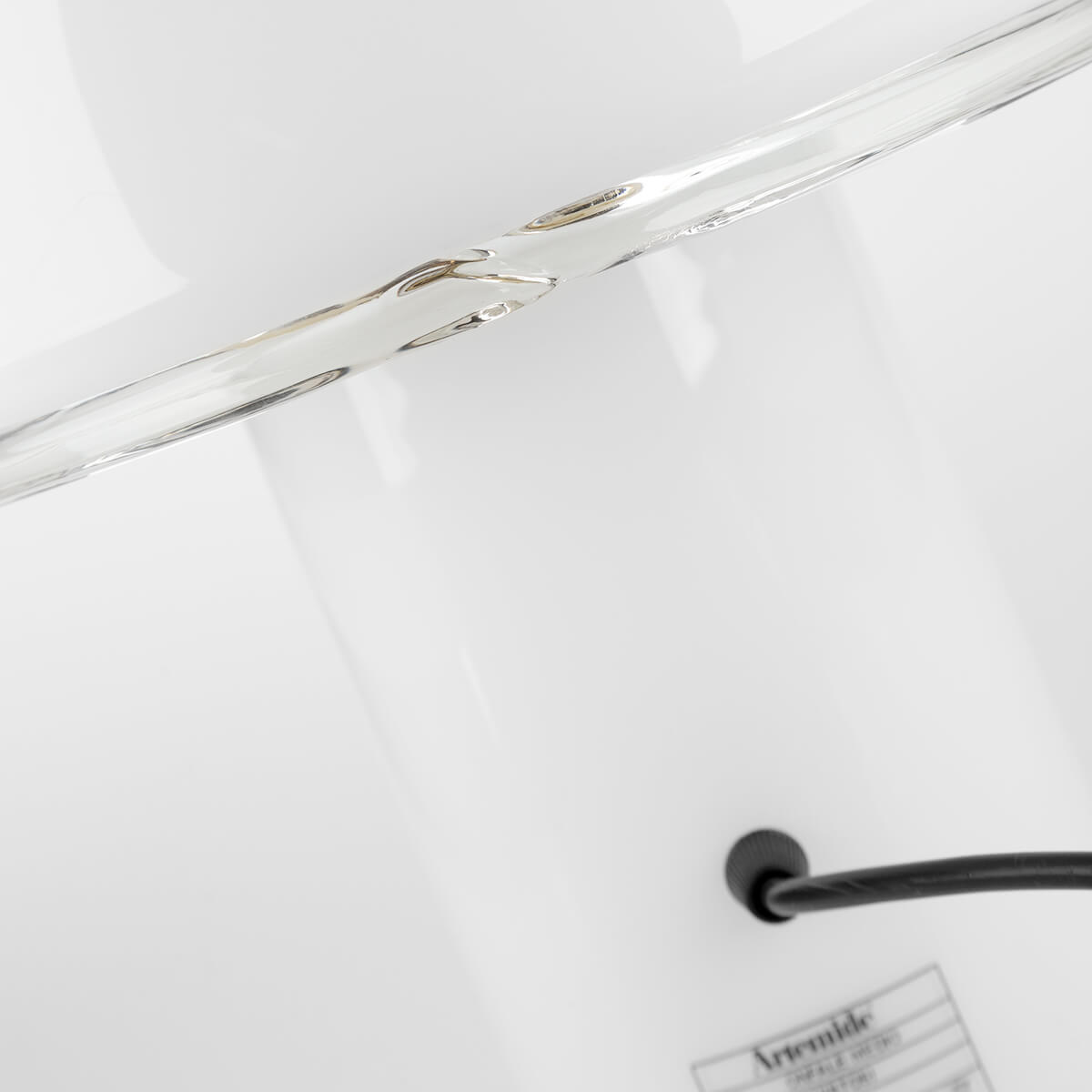 Artemide Onfale Tavolo, medio, weiß, Kristallglasrand (©Leuchtenland.com)