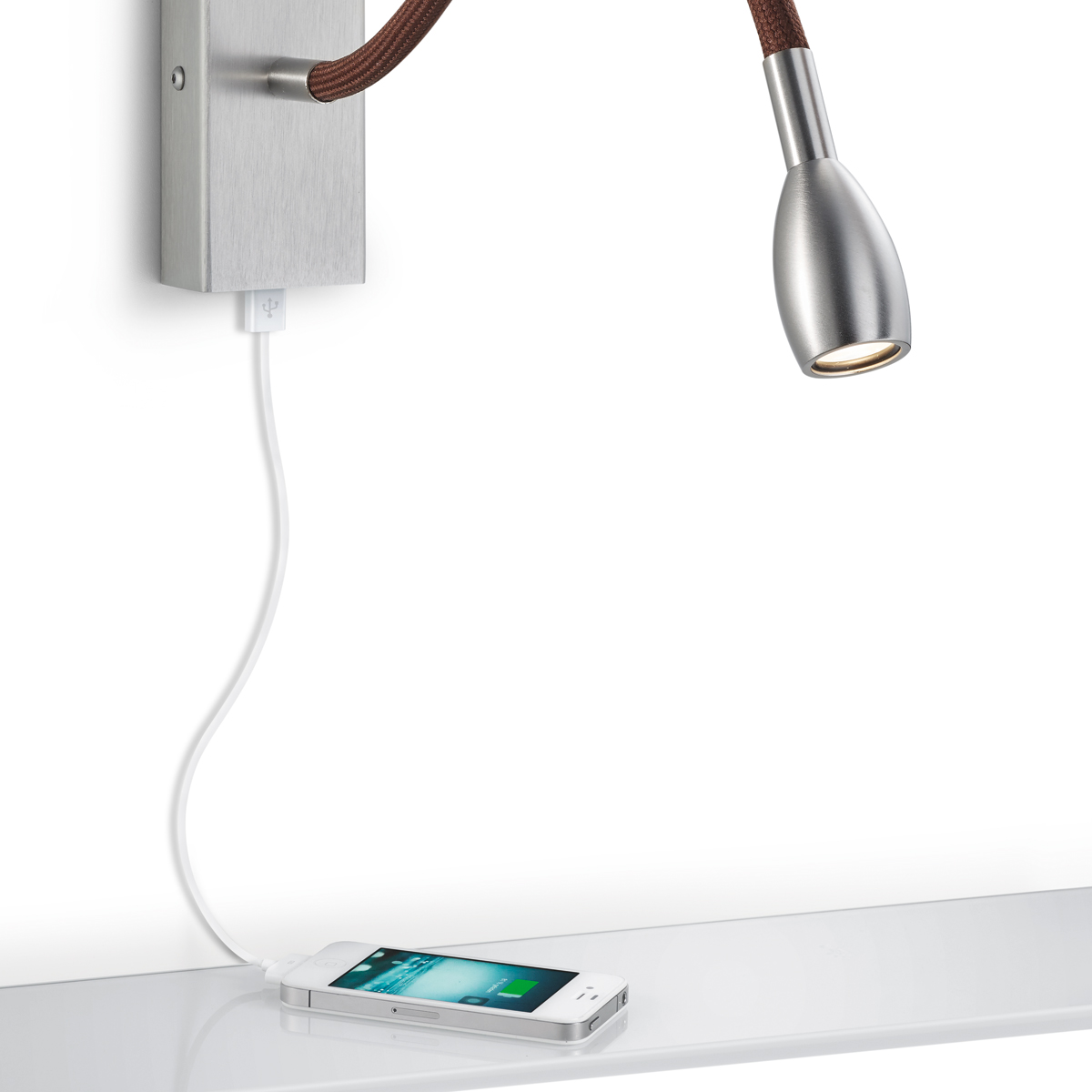 Knapstein Asta LED Wandleuchte, Nickel matt, Flexarm: braun, Anwendungsbeispiel mit Smartphone