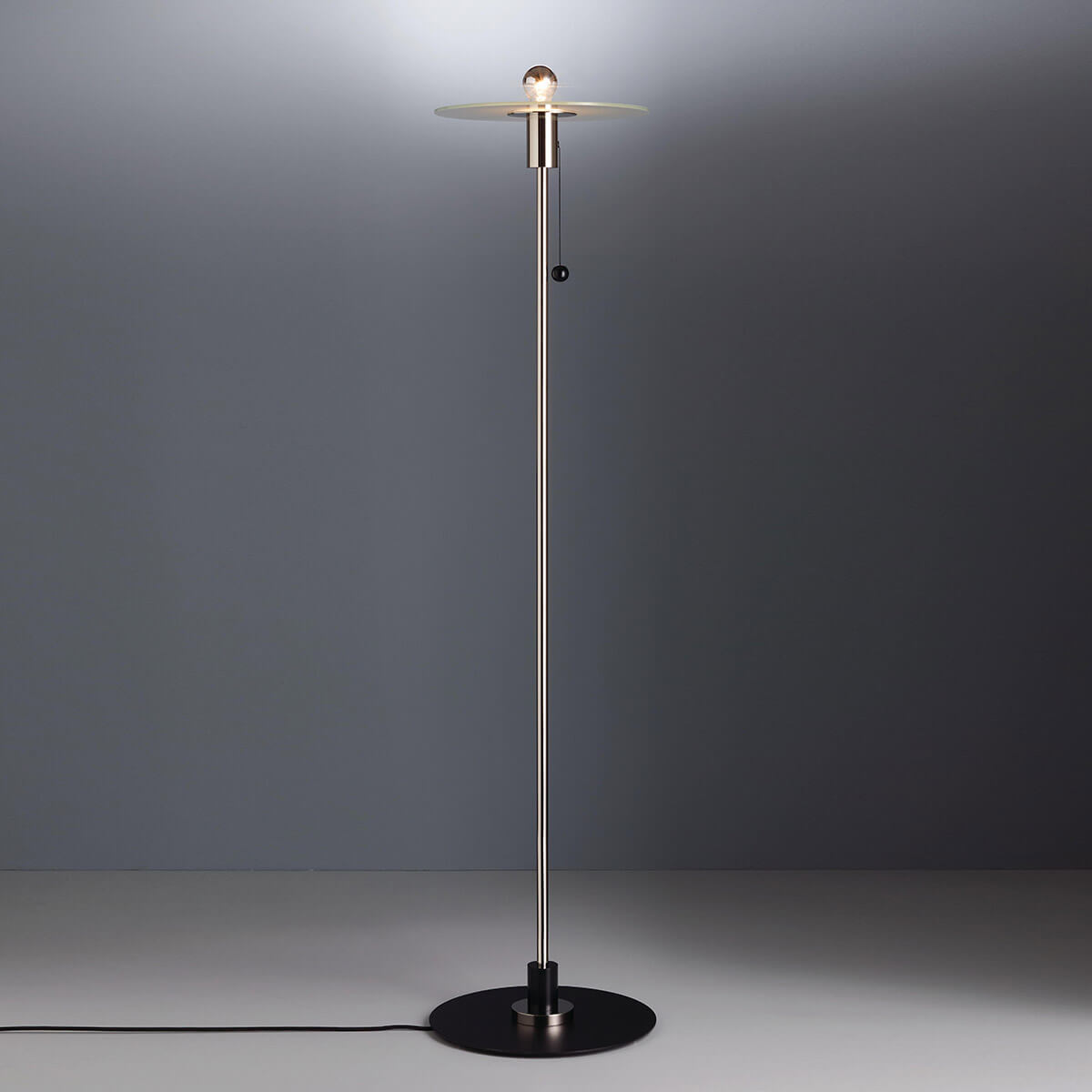 Tecnolumen BST 23 Bauhaus Stehleuchte, Nickel / schwarz lackiert, Schirm: Glas ätzmatt