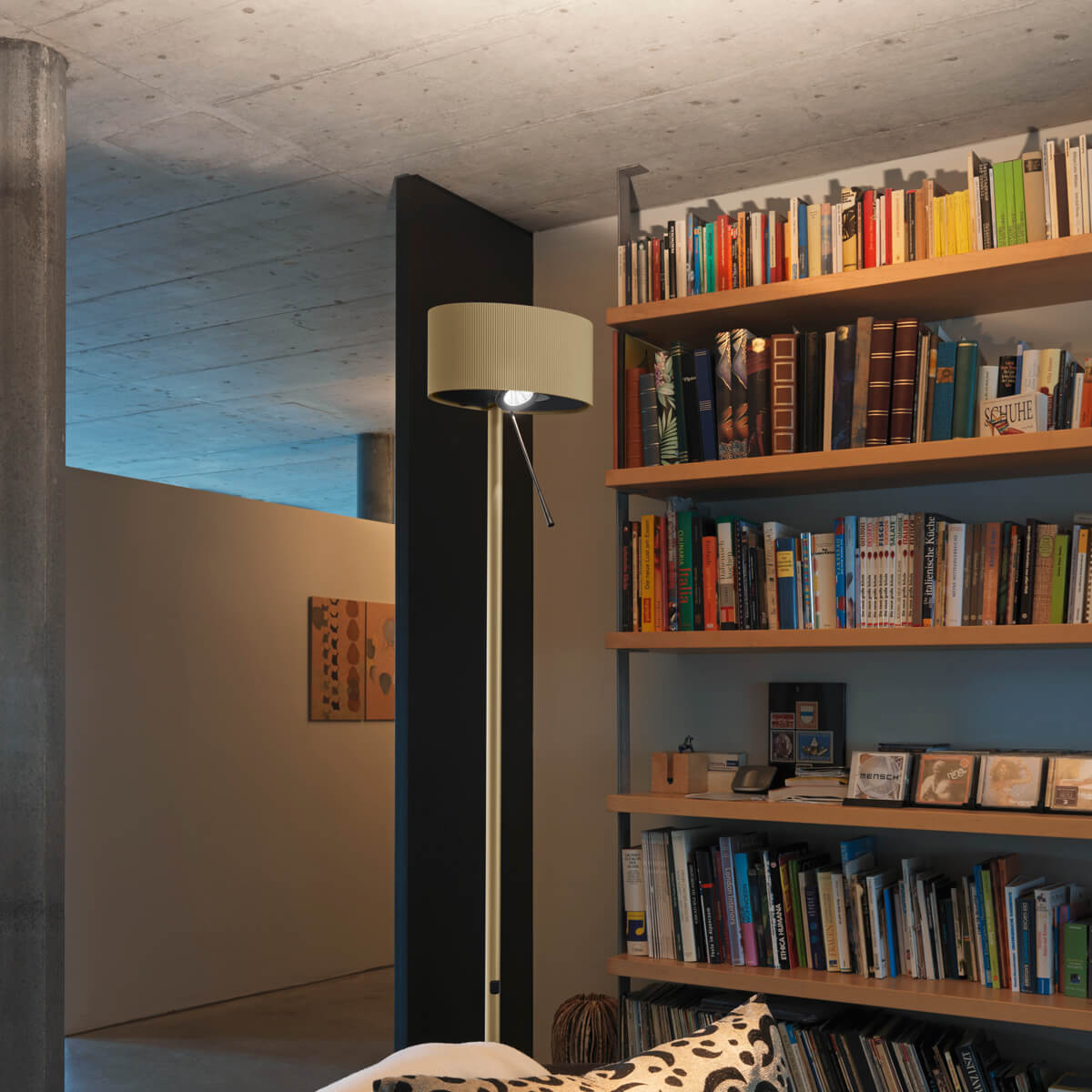 Belux Diogenes LED Stehleuchte, Bronze (eingeschaltet)