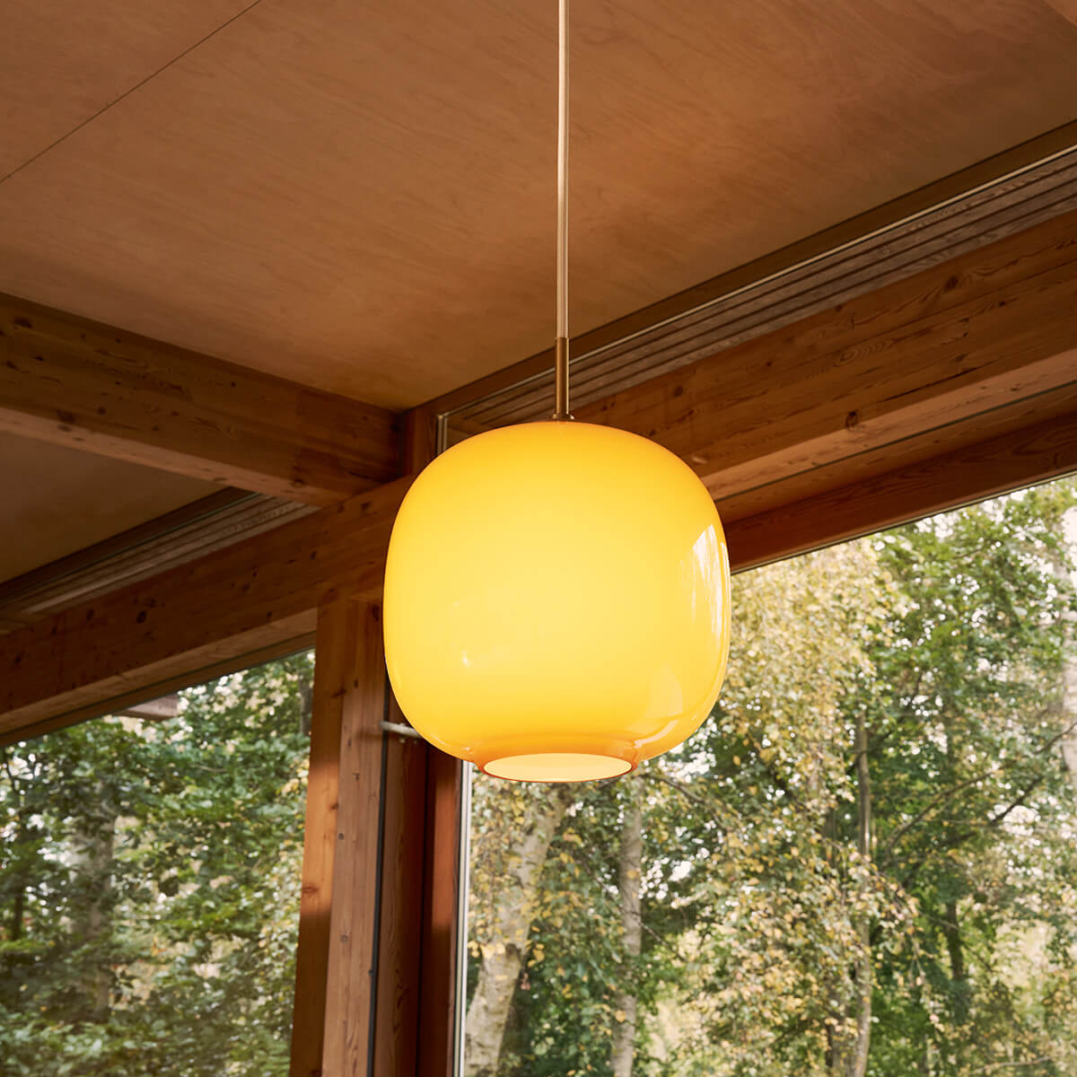 Louis Poulsen VL 45 Radiohus Pendelleuchte, Ø: 17,5 cm, Glas bernstein (eingeschaltet)