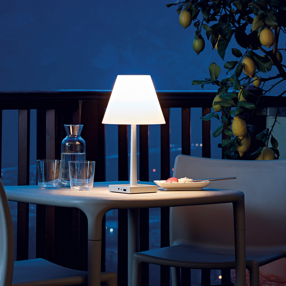 Rotaliana Dina LED Akkuleuchte, champagnerfarben, mit weißem Schirm, Ambiente