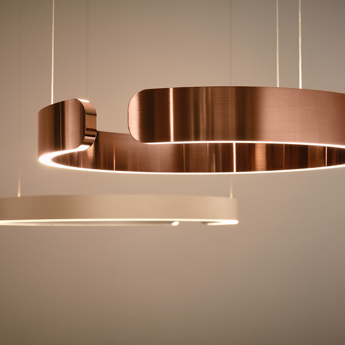 Occhio Mito cosmo 40 move "air" narrow Pendelleuchte, Roségold, und Mito cosmo 60 move "air" narrow Pendelleuchte, gold matt