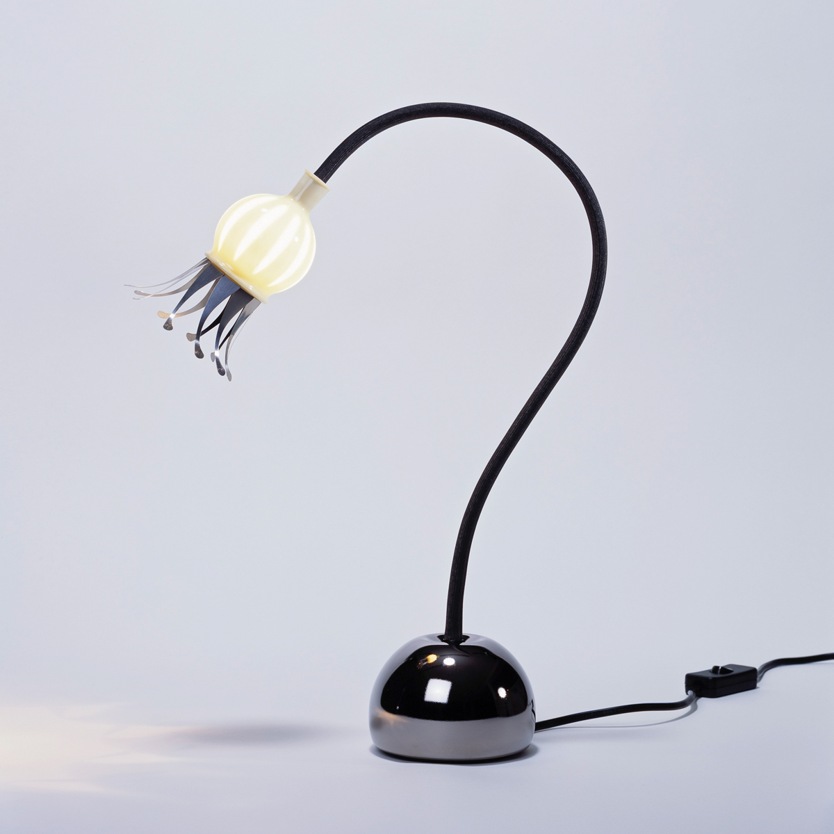 Serien.lighting Poppy Table Tischleuchte, Schirm: Keramik, Arm: schwarz