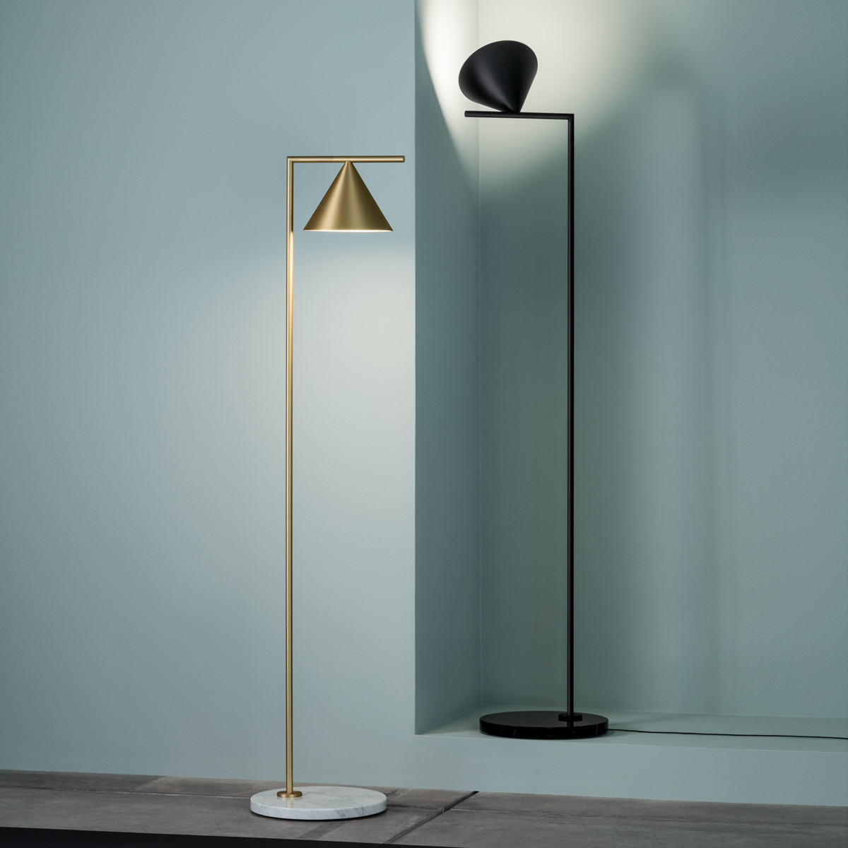 Flos Captain Flint LED Stehleuchte, anthrazit, Fuß: Marmor schwarz, und Messing gebürstet, Fuß: Marmor weiß