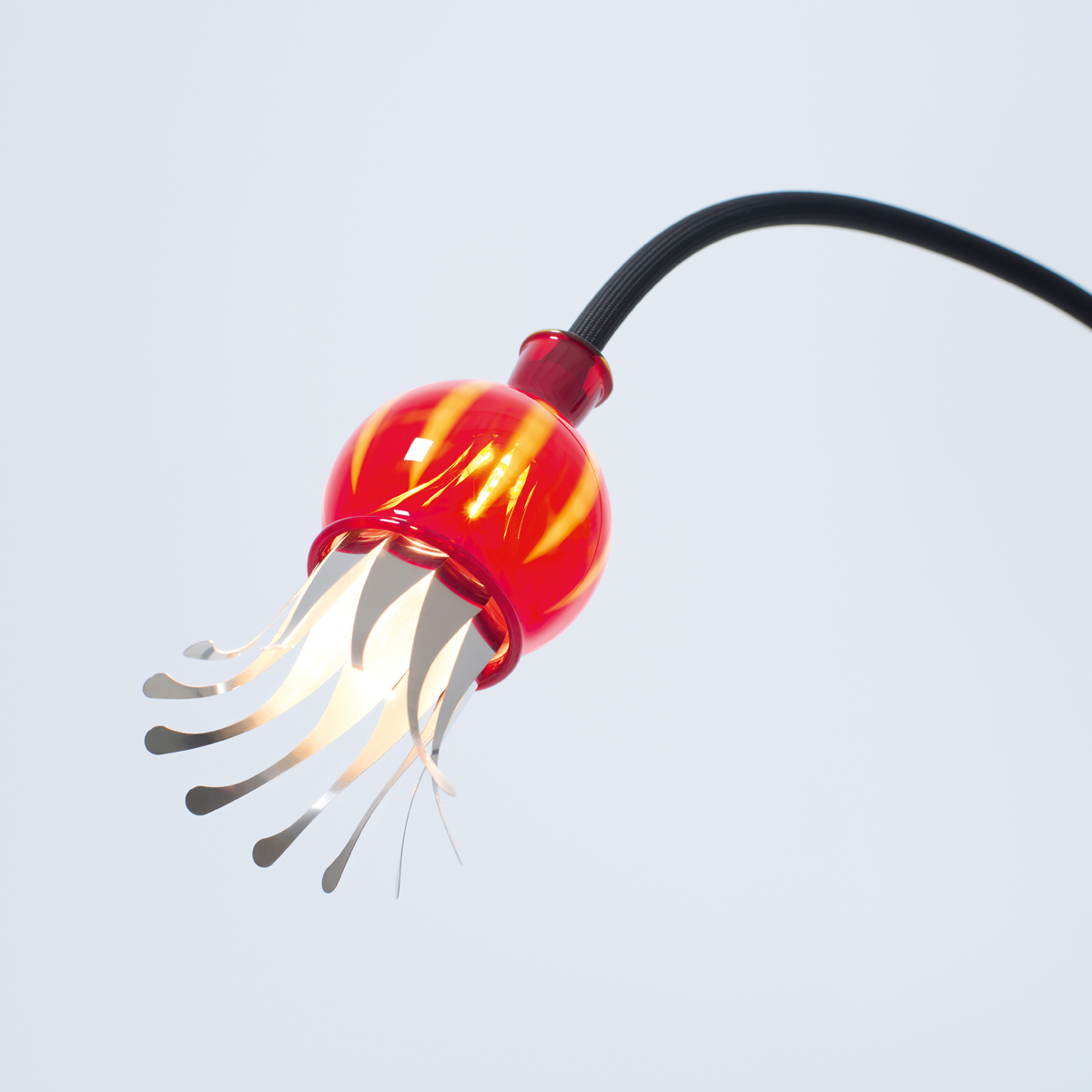 Serien.lighting Poppy Floor 3 Stehleuchte, Schirme: rubinrot, Arme: schwarz, Öffnen der Bimetall-Blätter