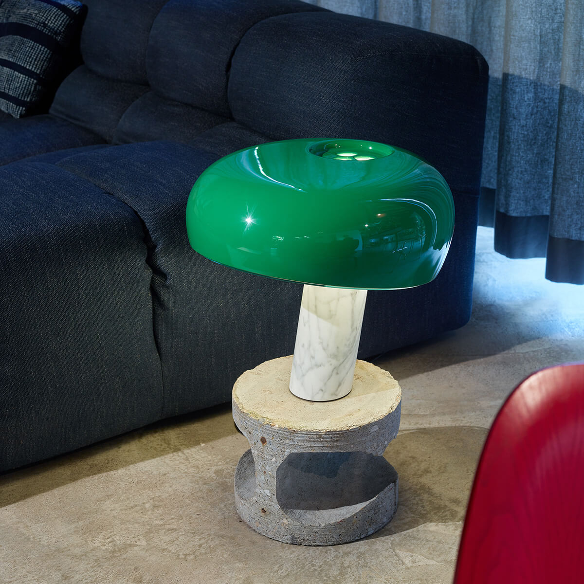 Flos Snoopy Tischleuchte, grün, Fuß: Marmor (©Scheltens Abbenes)
