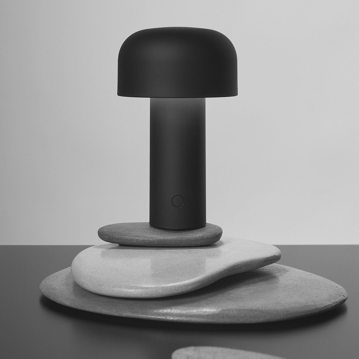 Flos Bellhop Battery LED Akkuleuchte, schwarz matt (©Ambra Crociani)