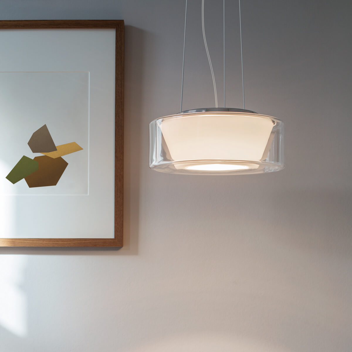 Serien.lighting Curling Suspension Rope M LED Pendelleuchte, Glas klar, Reflektor: konisch opal (©Farideh Fotografie)