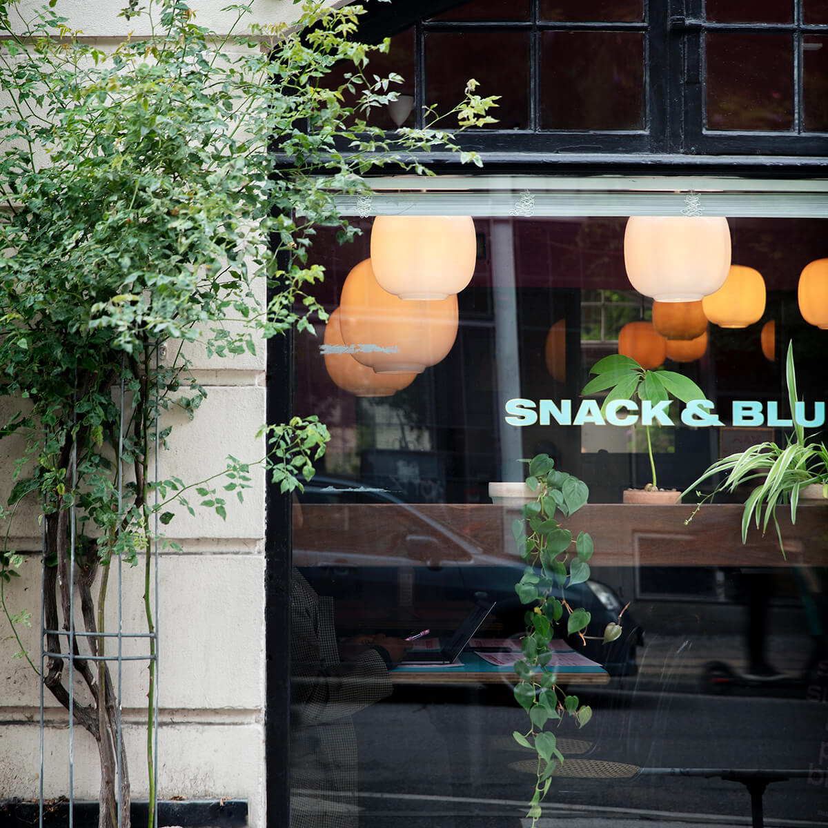 Louis Poulsen VL 45 Radiohus Pendelleuchte, Ø: 25 cm und Ø: 37 cm, Opalglas weiß