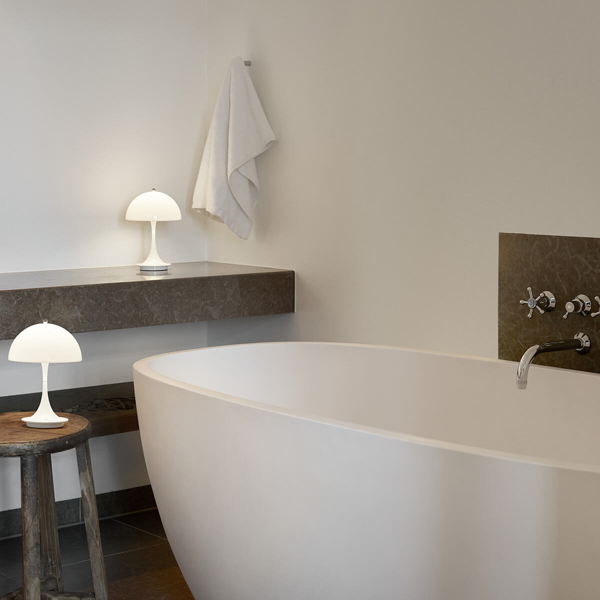 Louis Poulsen Panthella 160 Portable V2 LED Akkuleuchte, Acryl opalweiß – Design by Verner Panton