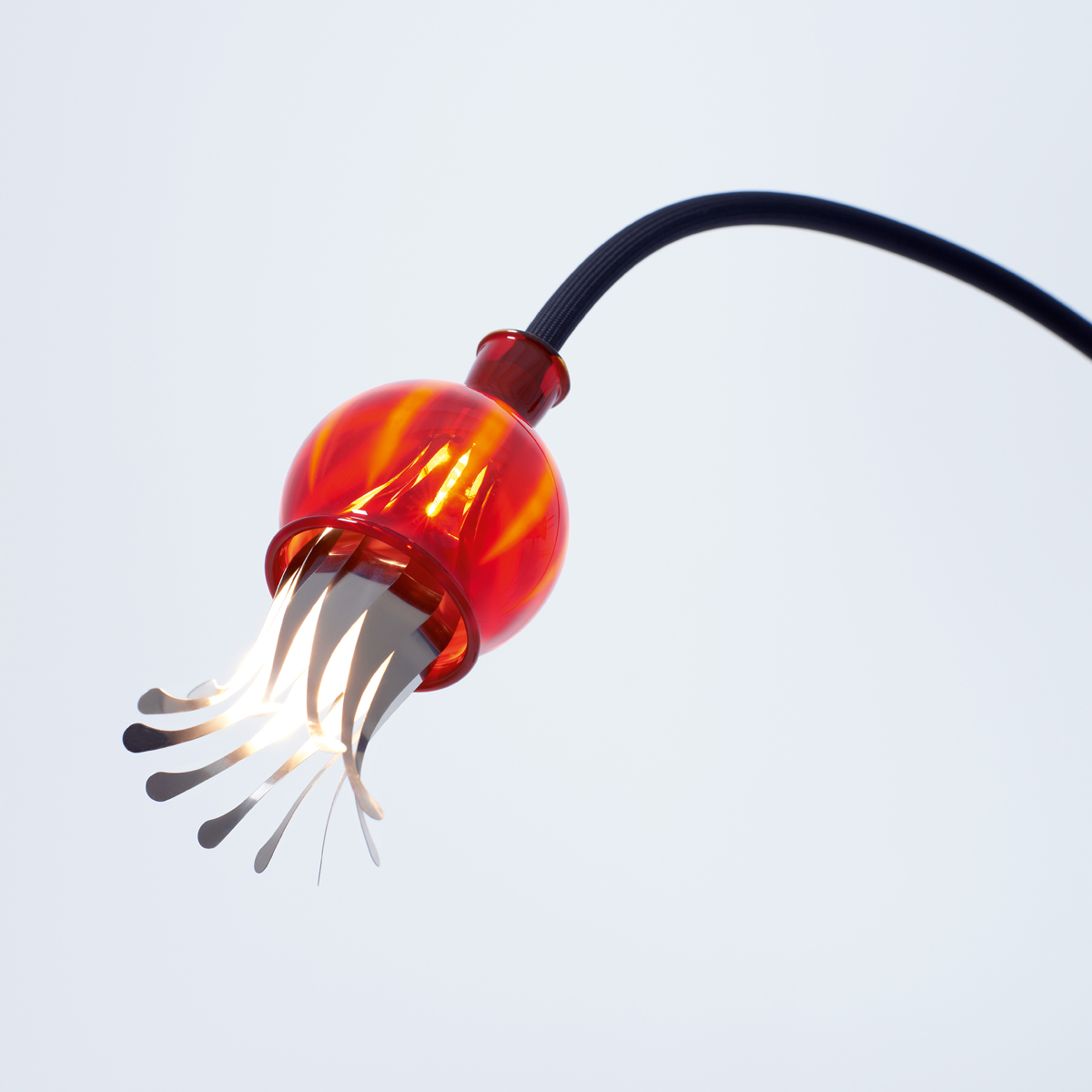 Serien.lighting Poppy Floor 3 Stehleuchte, Schirme: rubinrot, Arme: schwarz, Öffnen der Bimetall-Blätter