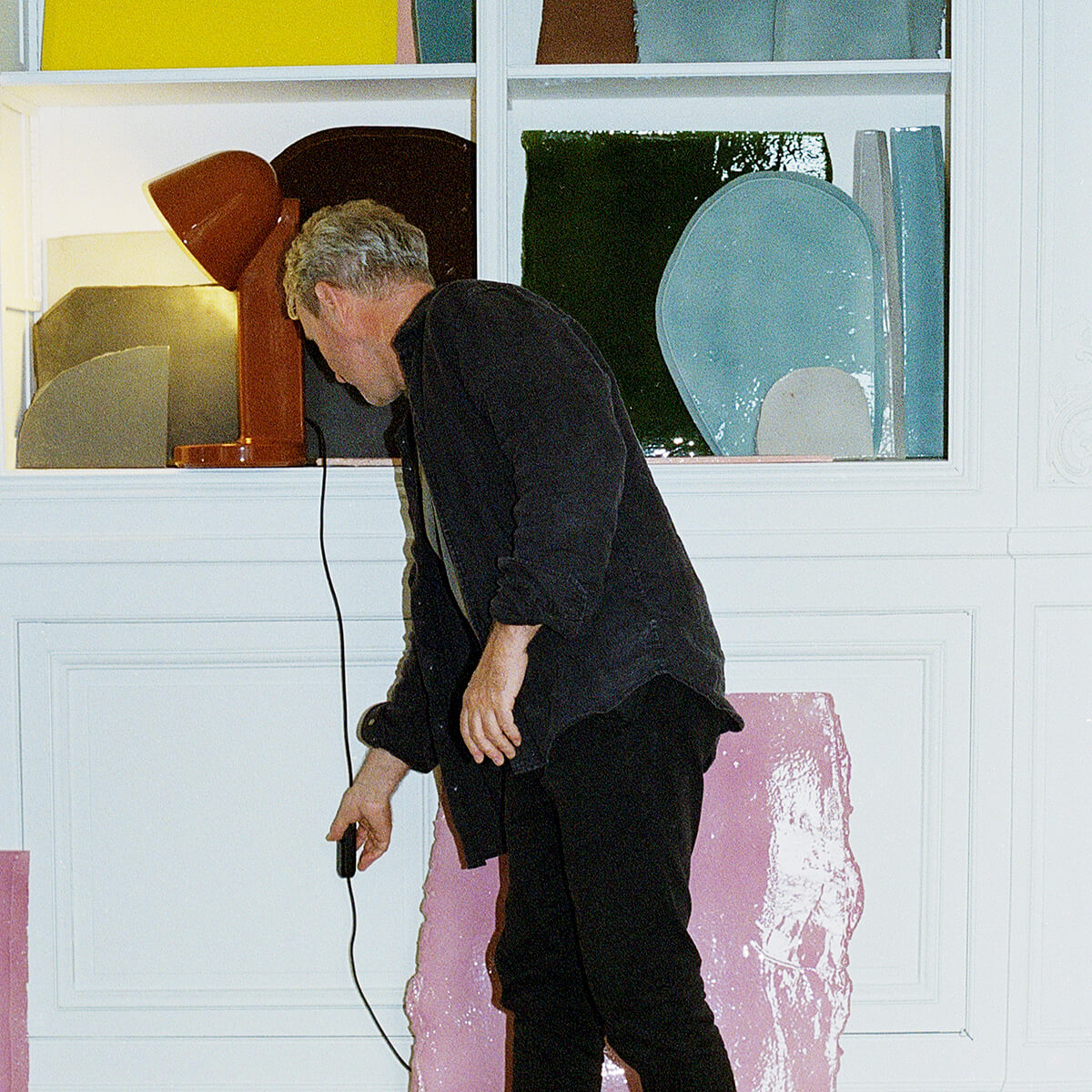 Flos Céramique Down Tischleuchte, rostrot, mit Designer Ronan Bouroullec (©Angèle Châtenet)
