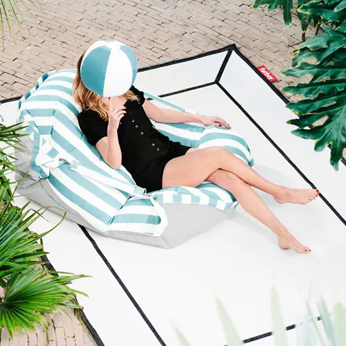 Sitzsack auf Outdoor-Teppich für Garten und Terrasse mit entspannter Person