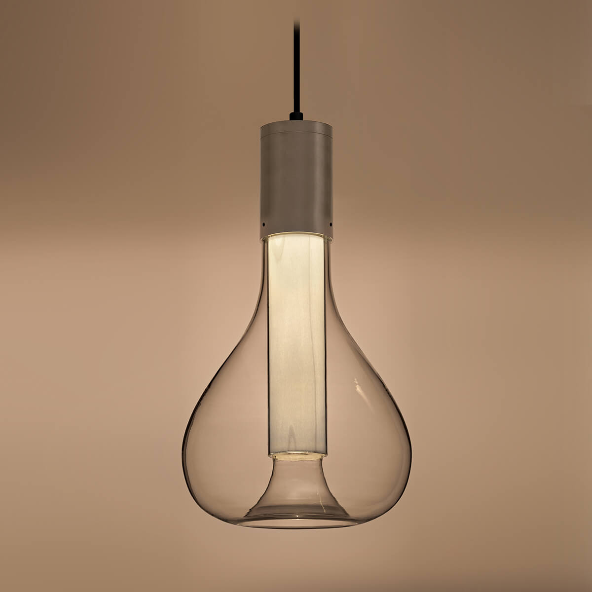 LZF Lamps Eris Pendelleuchte, Alu natur / elfenbeinweiß (eingeschaltet)