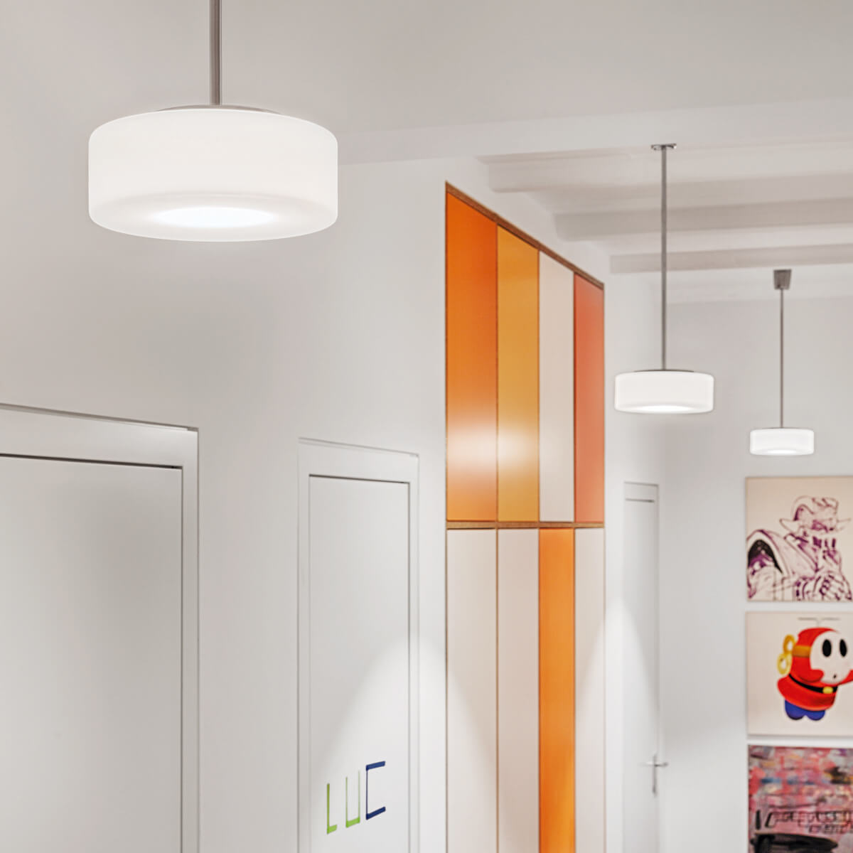 Serien.lighting Curling Suspension Tube M LED Pendelleuchte, Glas opal (©Farideh Fotografie)