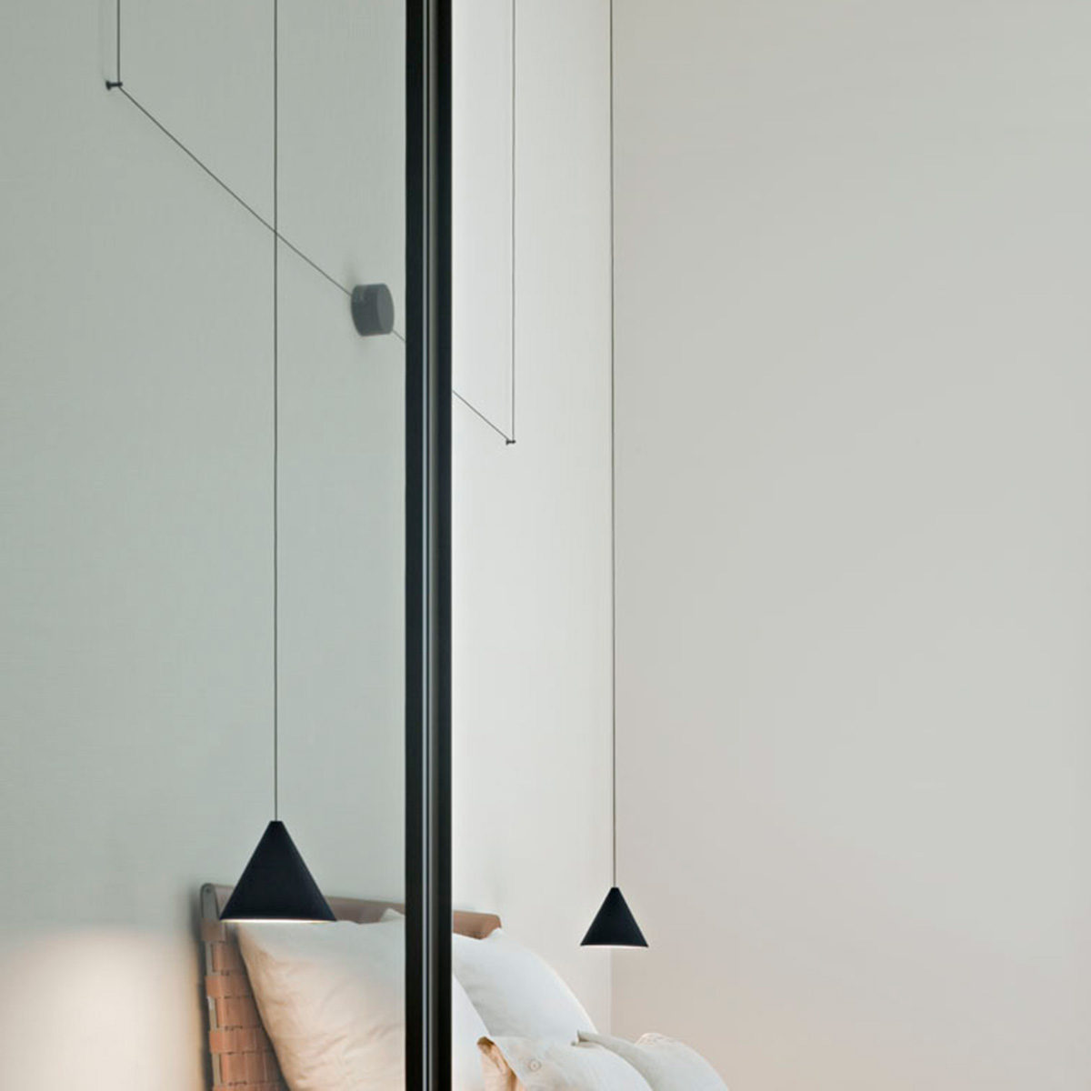 Flos String Light Cone LED Pendelleuchte, schwarz, mit String Light Wand- / Deckenrosette, schwarz (als Zubehör erhältlich) (©Germano Borrelli)