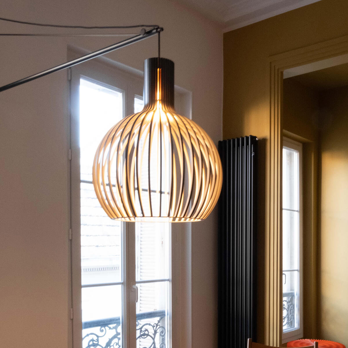 Secto Design Varsi 1000 Wandleuchte mit Octo 4240, schwarz, Schirm: schwarz laminiert