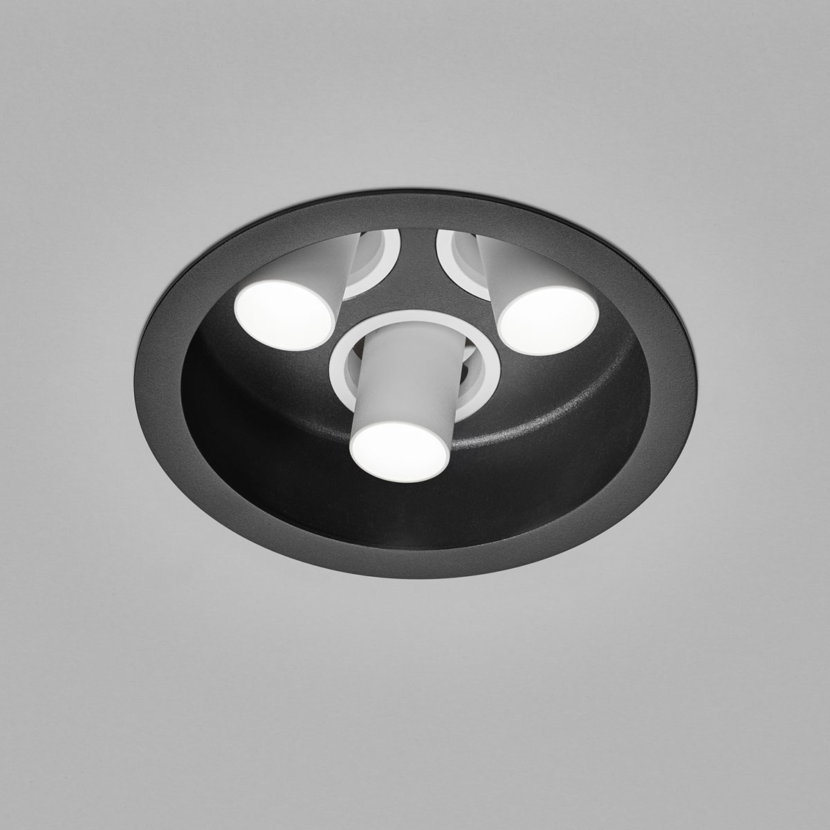 Helestra Run LED Deckeneinbaustrahler, 3-flg., schwarz, Spots: weiß