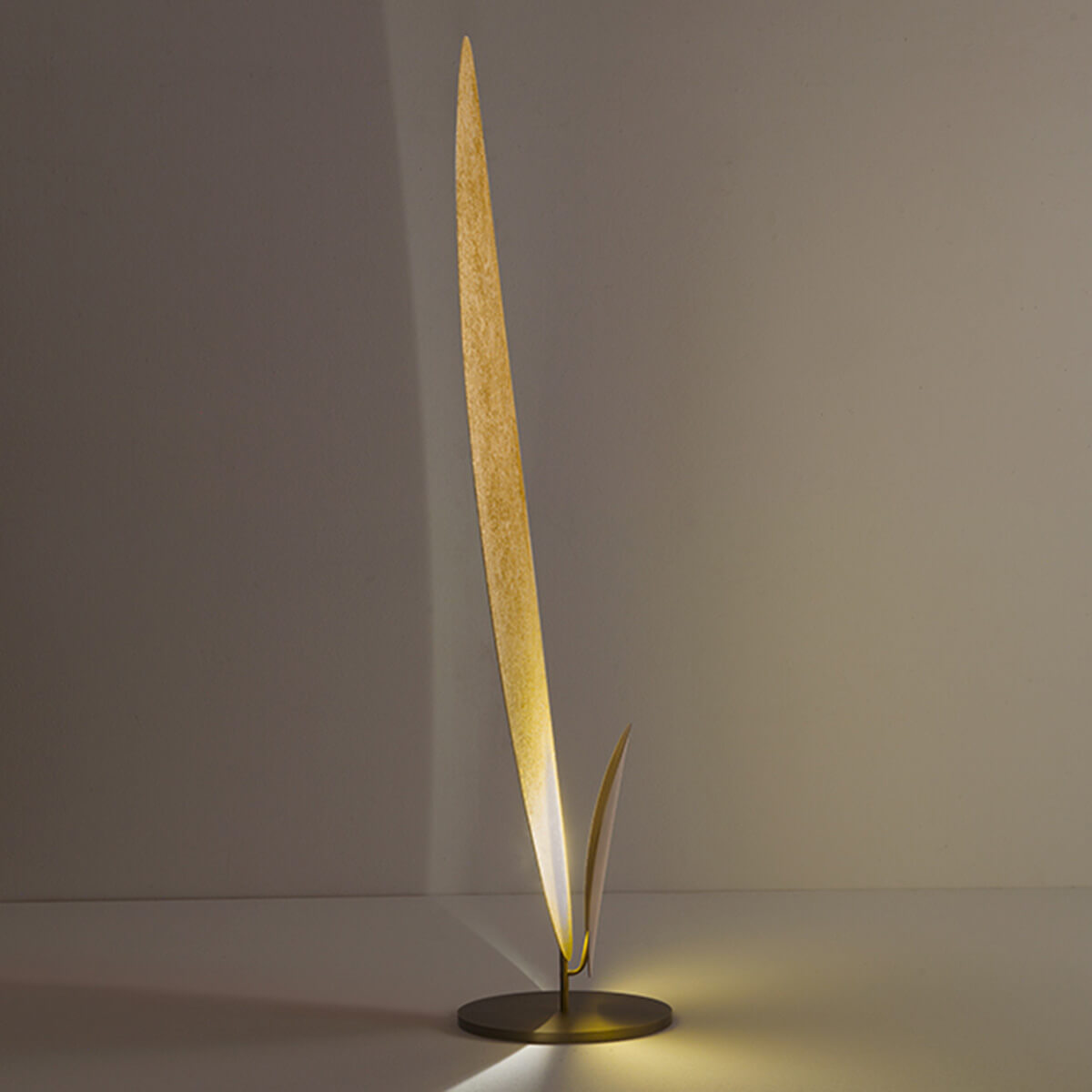 Icone Masai LED Stehleuchte, Gold pulverbeschichtet // Bronze gebürstet