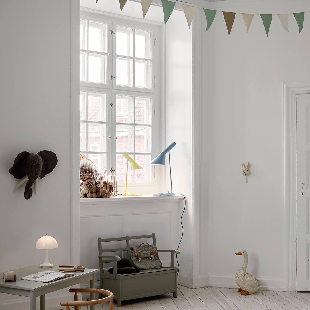 Louis Poulsen AJ Mini Tischleuchte, Soft lemon, und AJ Tischleuchte, Dusty blue