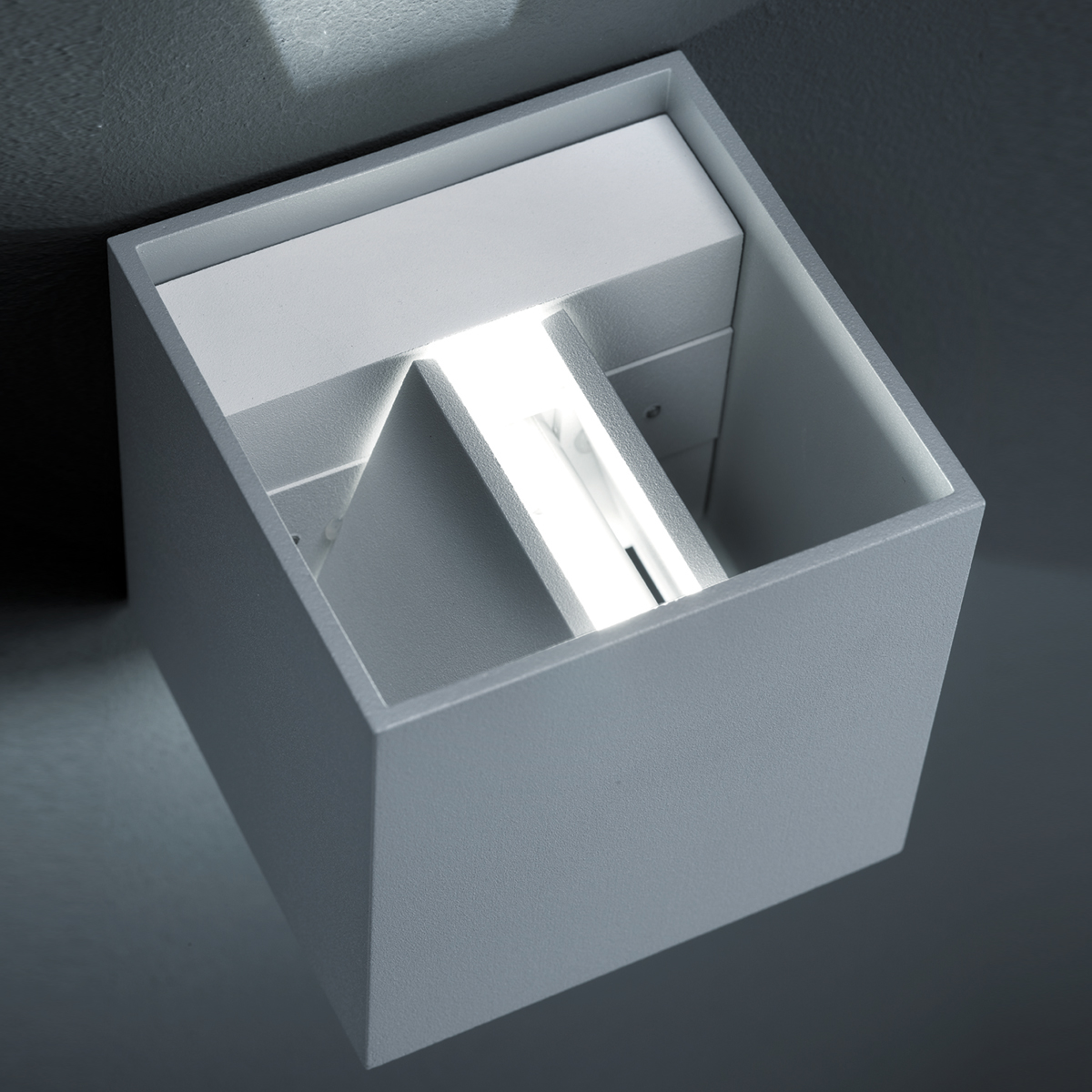 Helestra Siri 44 Up & Down LED Außenwandleuchte, silbergrau (eingeschaltet)