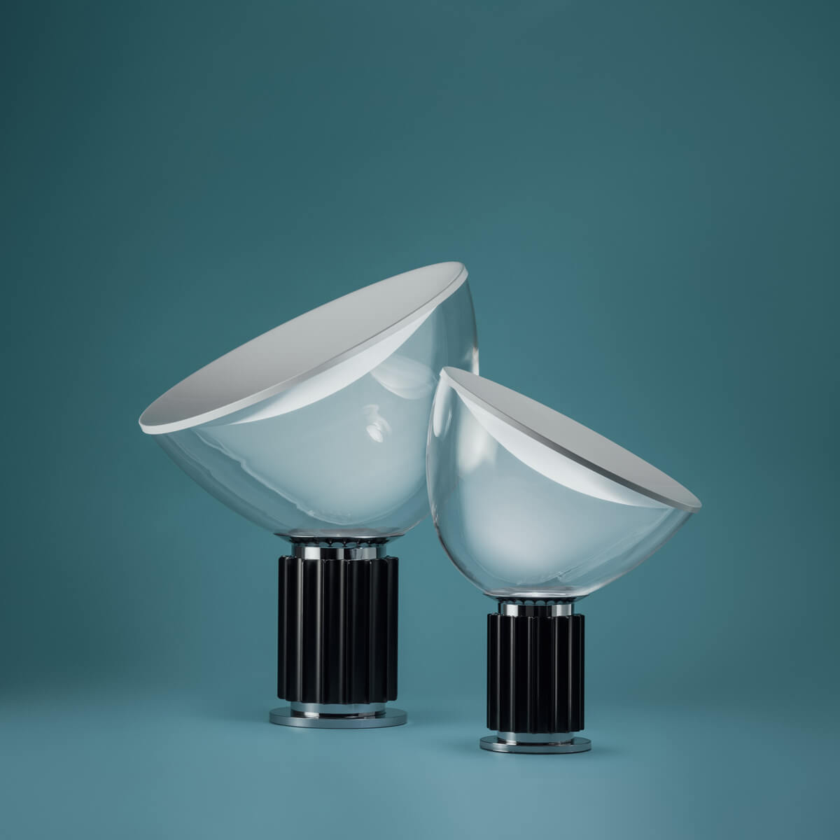 Flos Taccia Small LED Tischleuchte, schwarz, und Flos Taccia LED Tischleuchte, schwarz (©Frank Hülsbömer)