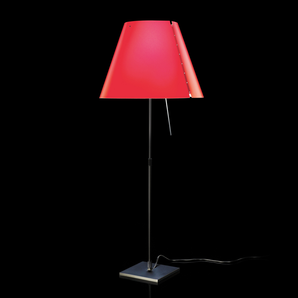 Luceplan Costanza Tavolo Teleskop mit Touchdimmer, Alu, Schirm: johannisbeerrot (eingeschaltet)
