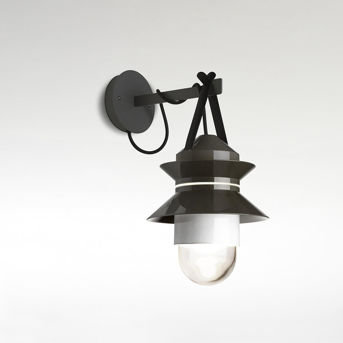 Marset Santorini Wandleuchte mit Wandhaken und Anschluss IP65, Schirme: grau