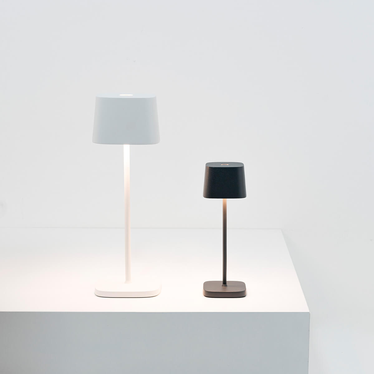 Zafferano AiLati Ofelia Micro Pro LED Akkuleuchte, dunkelgrau, und Ofelia Pro LED Akkuleuchte, weiß