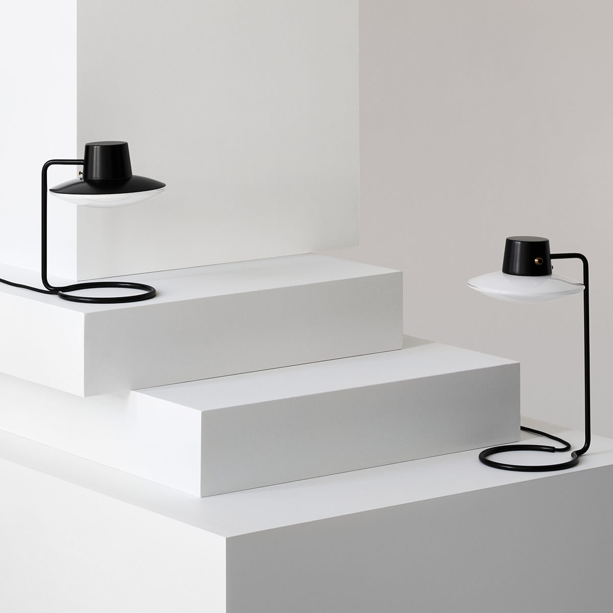 Louis Poulsen AJ Oxford Tischleuchte, Opalglas, und AJ Oxford Mini Tischleuchte, Metall schwarz / Opalglas (ausgeschaltet)