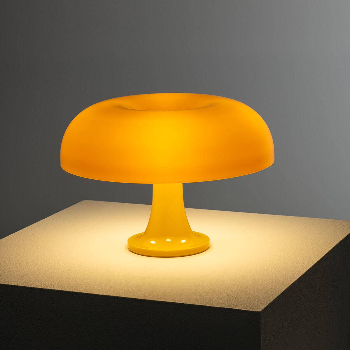 Artemide Nessino Tavolo, gelb (eingeschaltet)