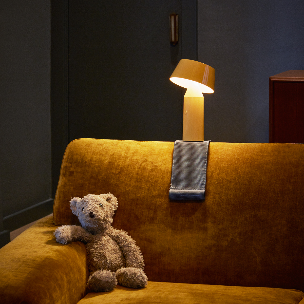 Marset Bicoca Tischeleuchte, gelb, mit Sofa-Accessoire für Bicoca