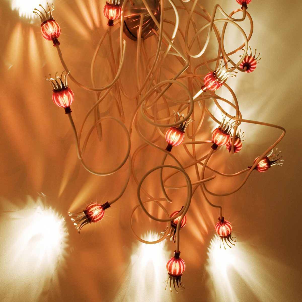 Serien.lighting Poppy Wall / Ceiling 15 Wand- / Deckenleuchte, Arme: beige, Schirme: rubinrot